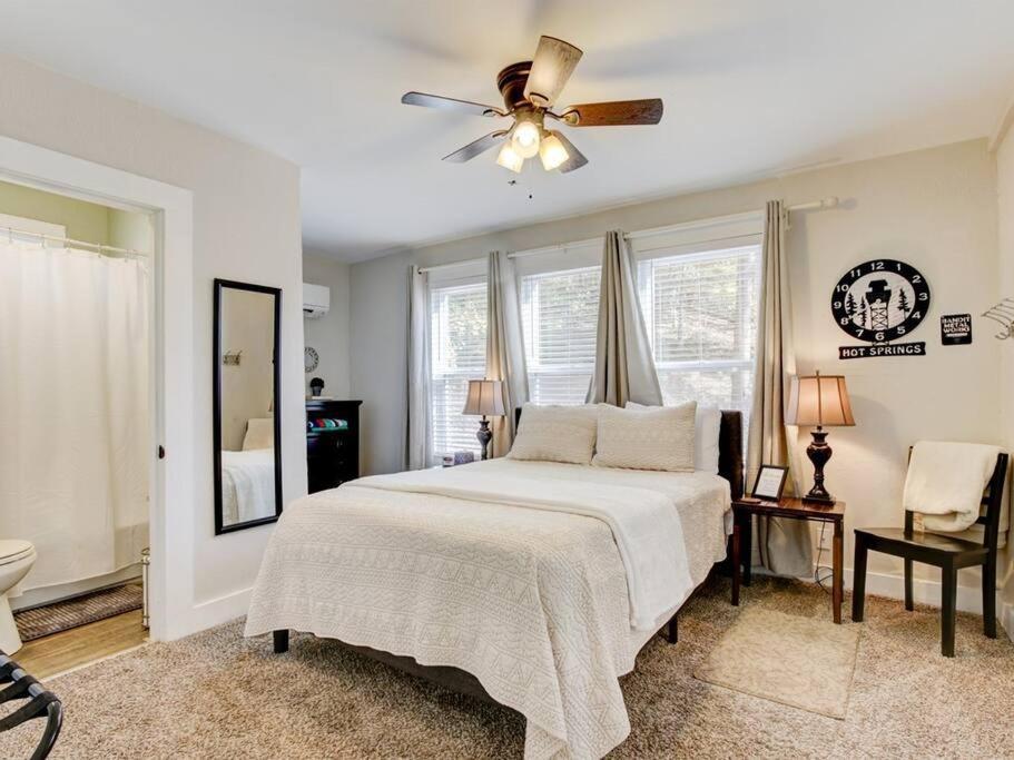 Cedar Blossom Bungalow Is A Cozy Getaway With A 5 Minute Walk To Downtown! Hot Springs Exterior photo