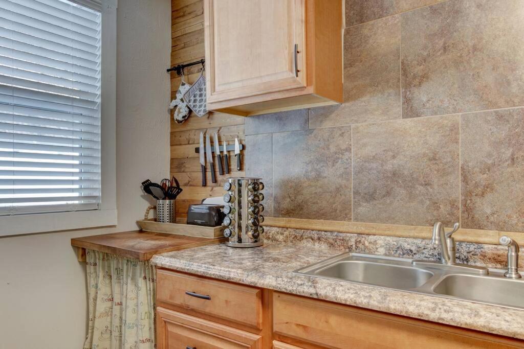 Cedar Blossom Bungalow Is A Cozy Getaway With A 5 Minute Walk To Downtown! Hot Springs Exterior photo
