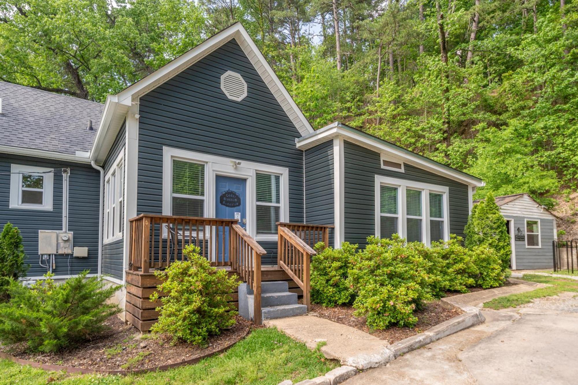 Cedar Blossom Bungalow Is A Cozy Getaway With A 5 Minute Walk To Downtown! Hot Springs Exterior photo